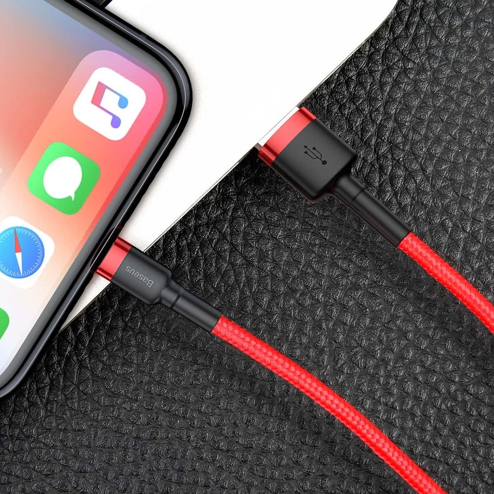 Czerwony kabel Baseus łączy telefon z portem USB na czarnej skórzanej powierzchni.