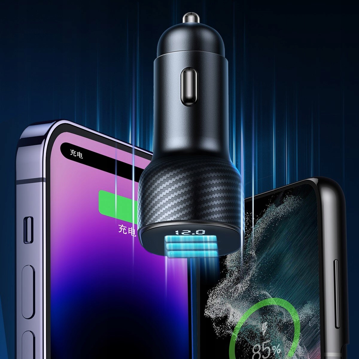 Czarna ładowarka samochodowa ładuje dwa telefony, wyświetlając napięcie i procent naładowania baterii.