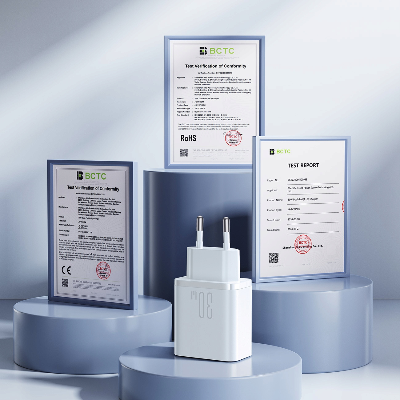 Biała ładowarka ścienna Joyroom o mocy 30 W z dwoma bolcami, otoczona certyfikatami.