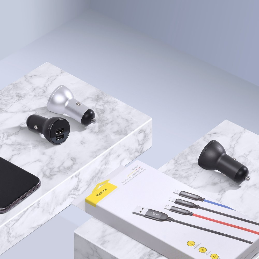 Układ ładowarek do telefonów i kabli znajduje się na marmurowej powierzchni z białym i szarym tłem.