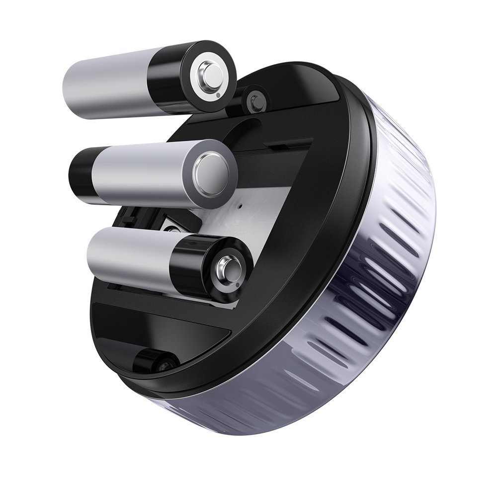 Tył timera pokazuje trzy włożone baterie AAA, z chromowaną prążkowaną krawędzią na białym tle.