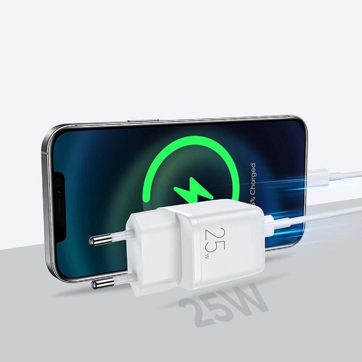 Ein Telefon wird über ein Wandladegerät aufgeladen. Auf dem Bildschirm des Telefons wird ein grünes Ladesymbol angezeigt.