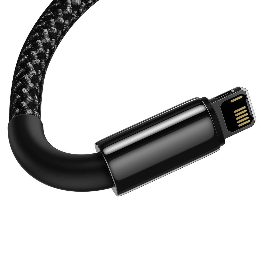 Na zbliżeniu widać czarne złącze Lightning ze złotymi pinami i pleciony kabel na białym tle.