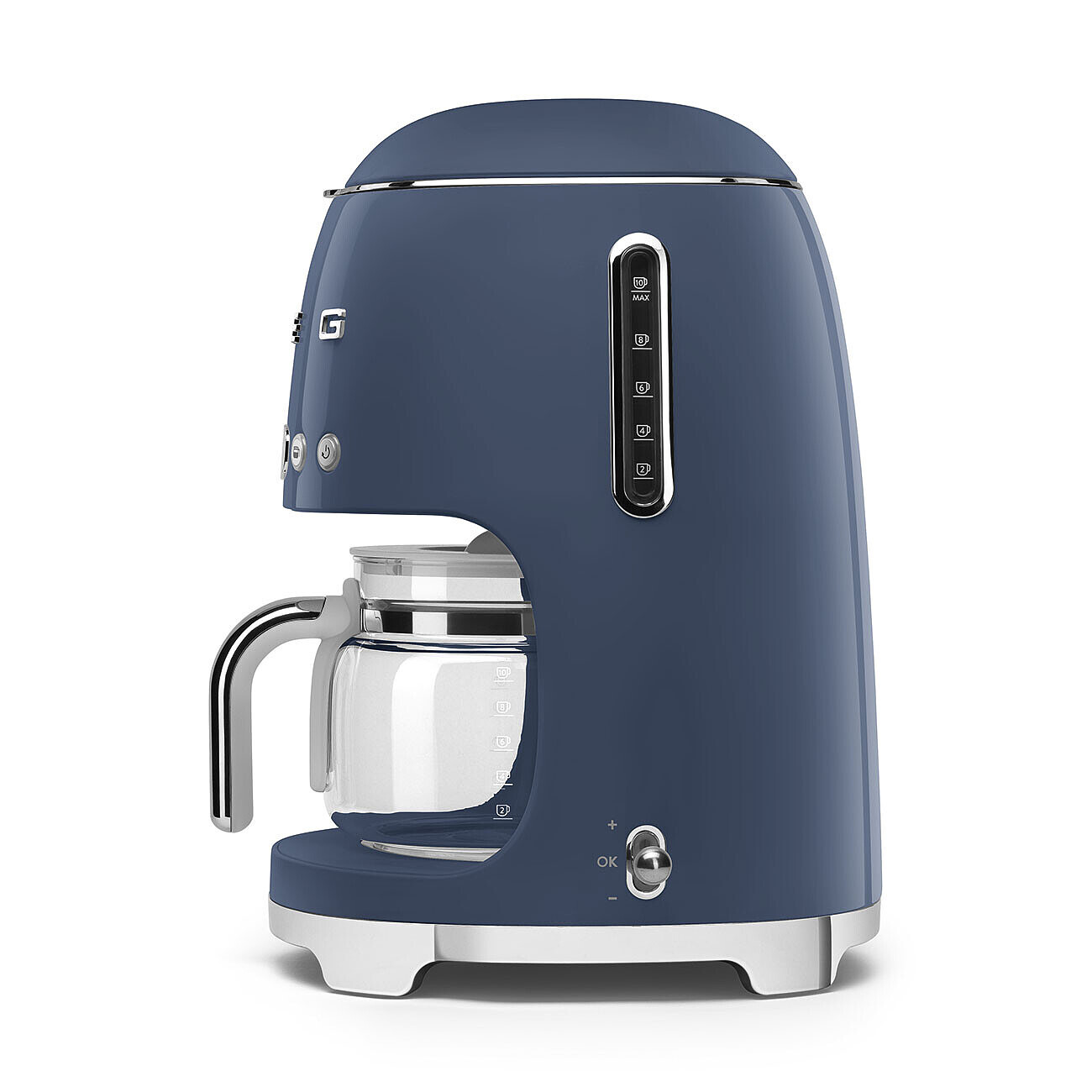 Una macchina da caffè Smeg blu navy con una caraffa di vetro, vista di lato, su uno sfondo bianco.