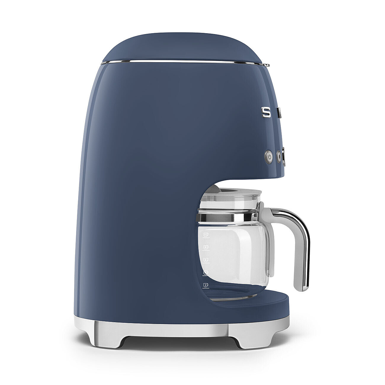 Una macchina da caffè Smeg blu navy con una caraffa di vetro, vista di lato, su uno sfondo bianco.