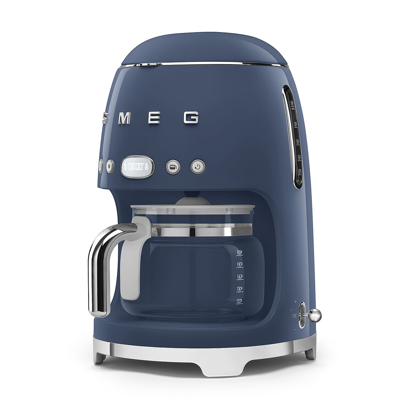 Una macchina da caffè Smeg blu navy con una caraffa di vetro su uno sfondo bianco.