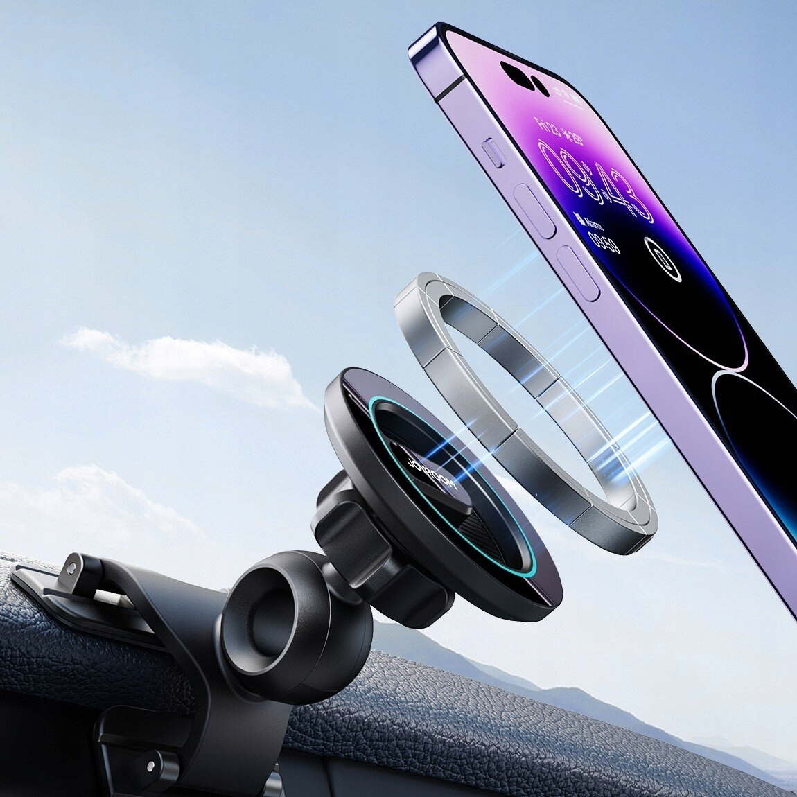 Uchwyt samochodowy do telefonu przymocowany do deski rozdzielczej, trzymający telefon z widocznym czasem. Błękitne niebo w tle.