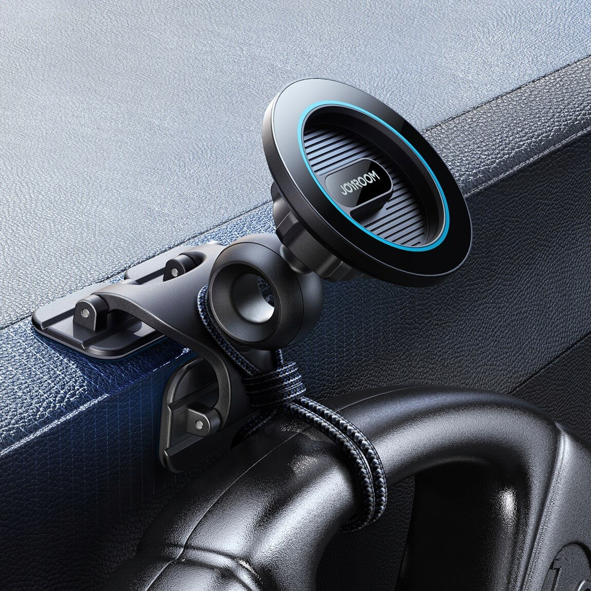 Czarny magnetyczny uchwyt na telefon Joyroom z niebieskim wykończeniem, przymocowany do deski rozdzielczej i kierownicy samochodu.