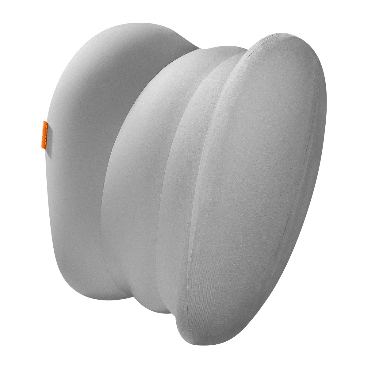 Szara poduszka lędźwiowa z pomarańczową etykietą ustawiona pod kątem na białym tle.