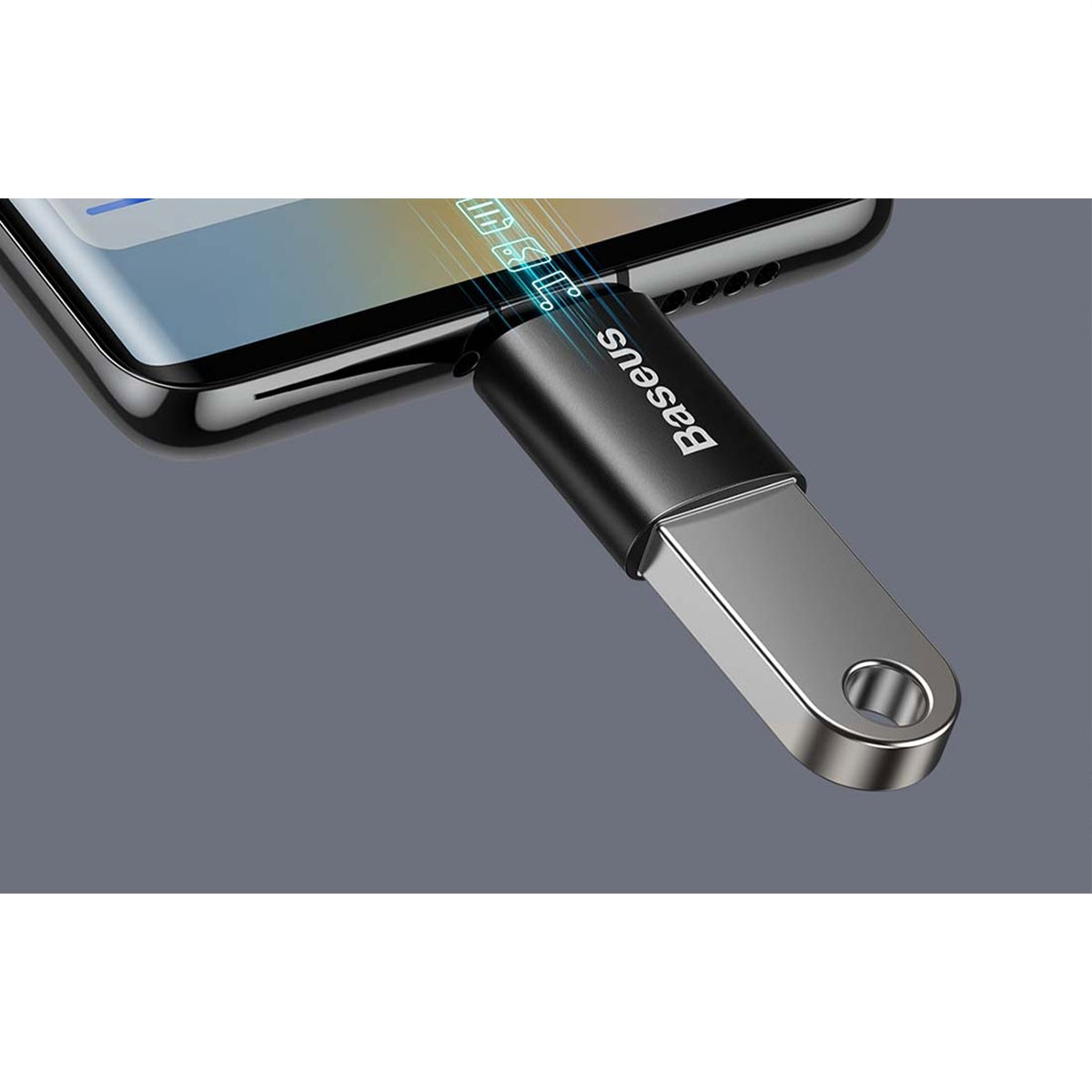 Une clé USB Baseus noire et argentée est connectée à un téléphone.