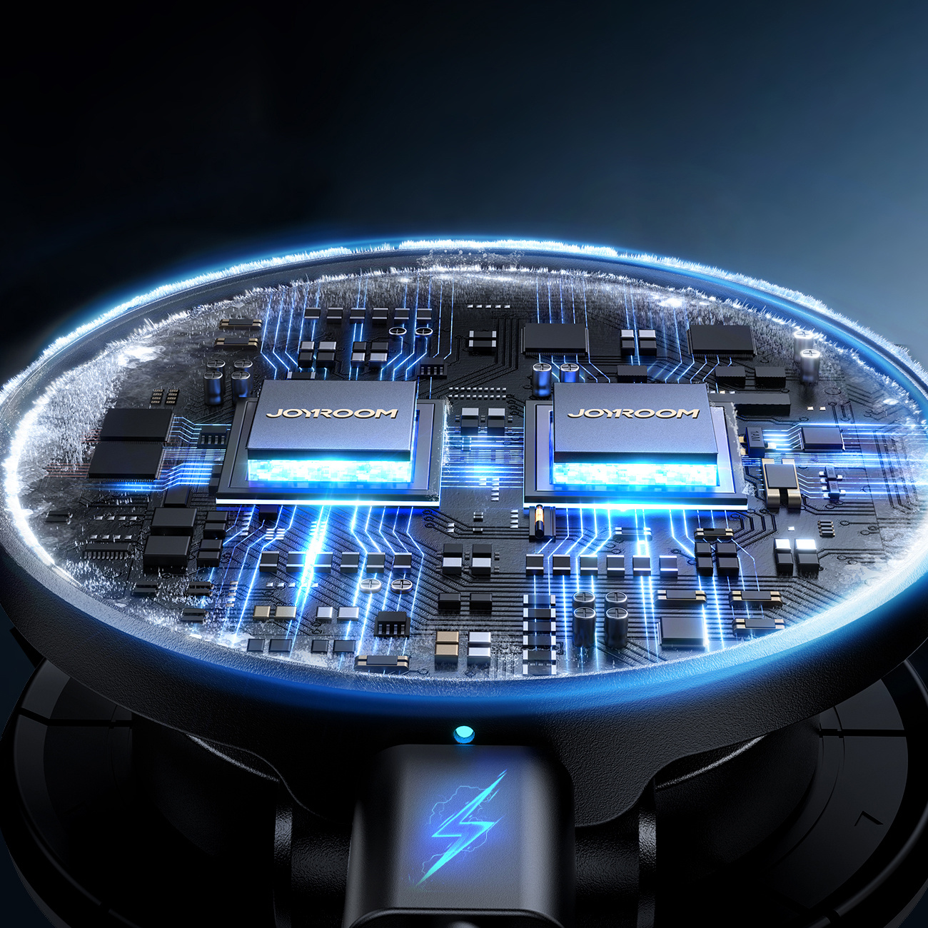 Zbliżenie wewnętrznej płytki drukowanej ładowarki bezprzewodowej z dwoma chipami oznaczonymi jako „JOYROOM” i niebieskim piorunem.