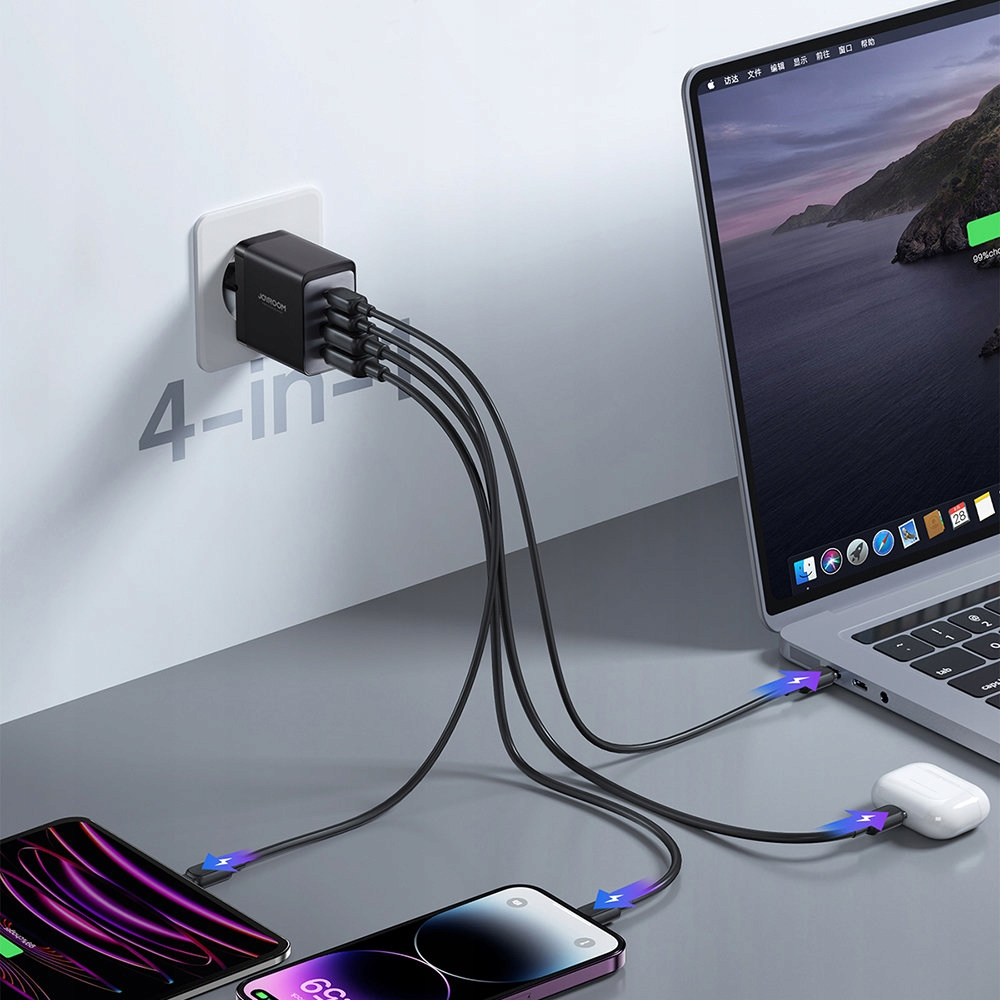 Ein schwarzes 4-in-1-Ladegerät ist in eine Steckdose gesteckt und lädt einen Laptop und zwei Telefone auf.