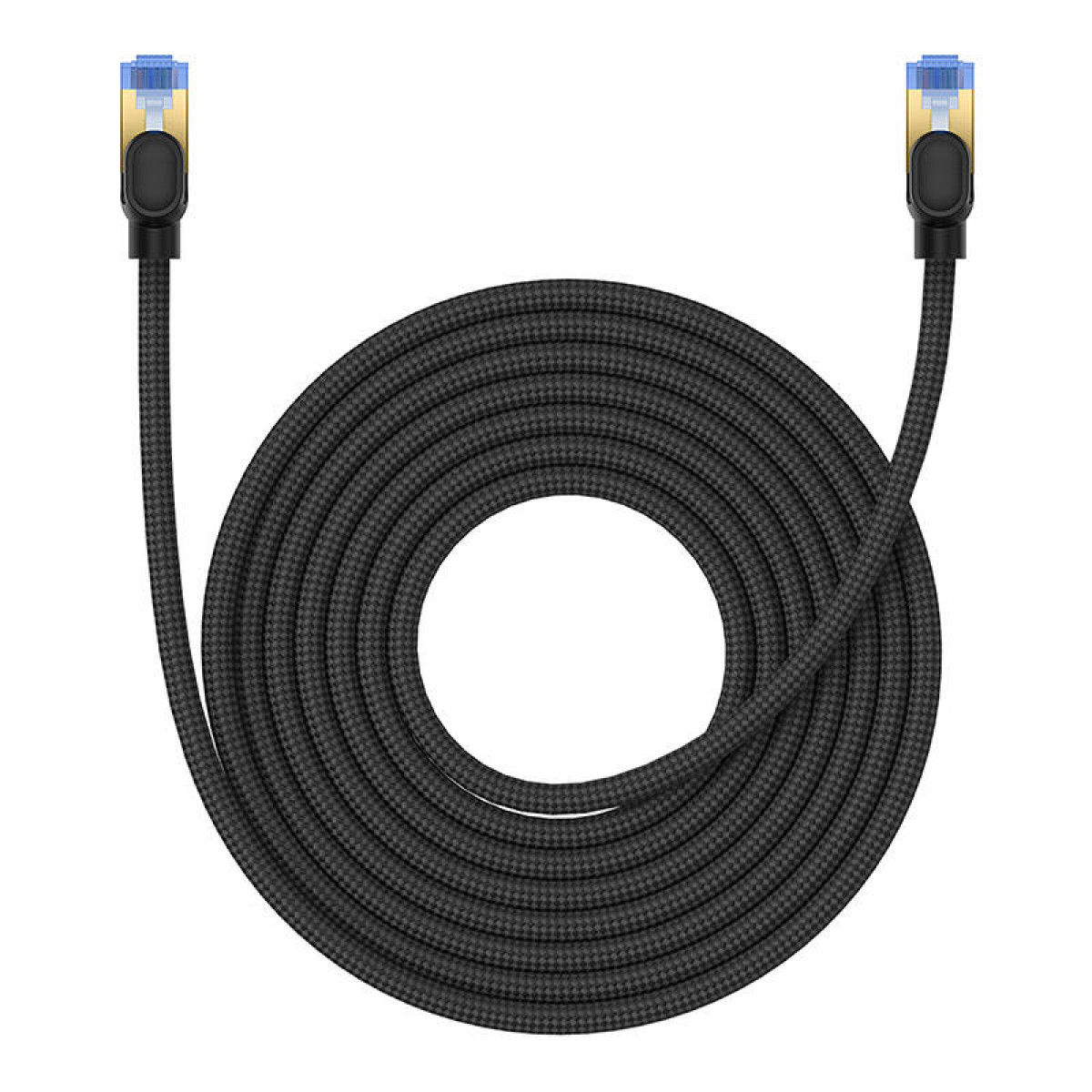 Zwinięty kabel Ethernet na białym tle.