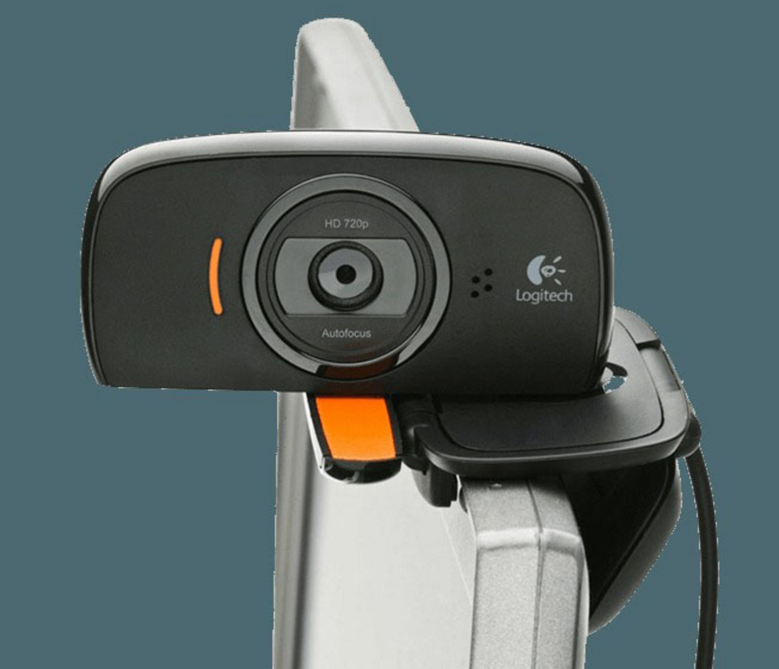 Una webcam Logitech nera è montata su un monitor, mostrando l'obiettivo e la spia luminosa.