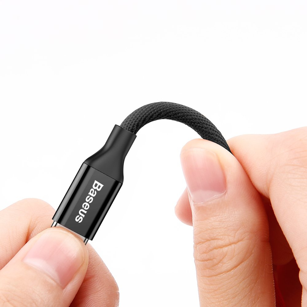 Osoba trzyma w palcach czarny kabel Baseus ze złączem USB-C.