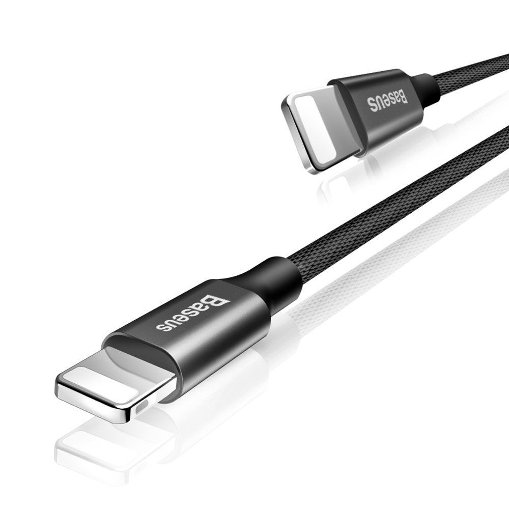 Zdjęcie przedstawia czarny kabel Baseus Lightning z logo na złączu.