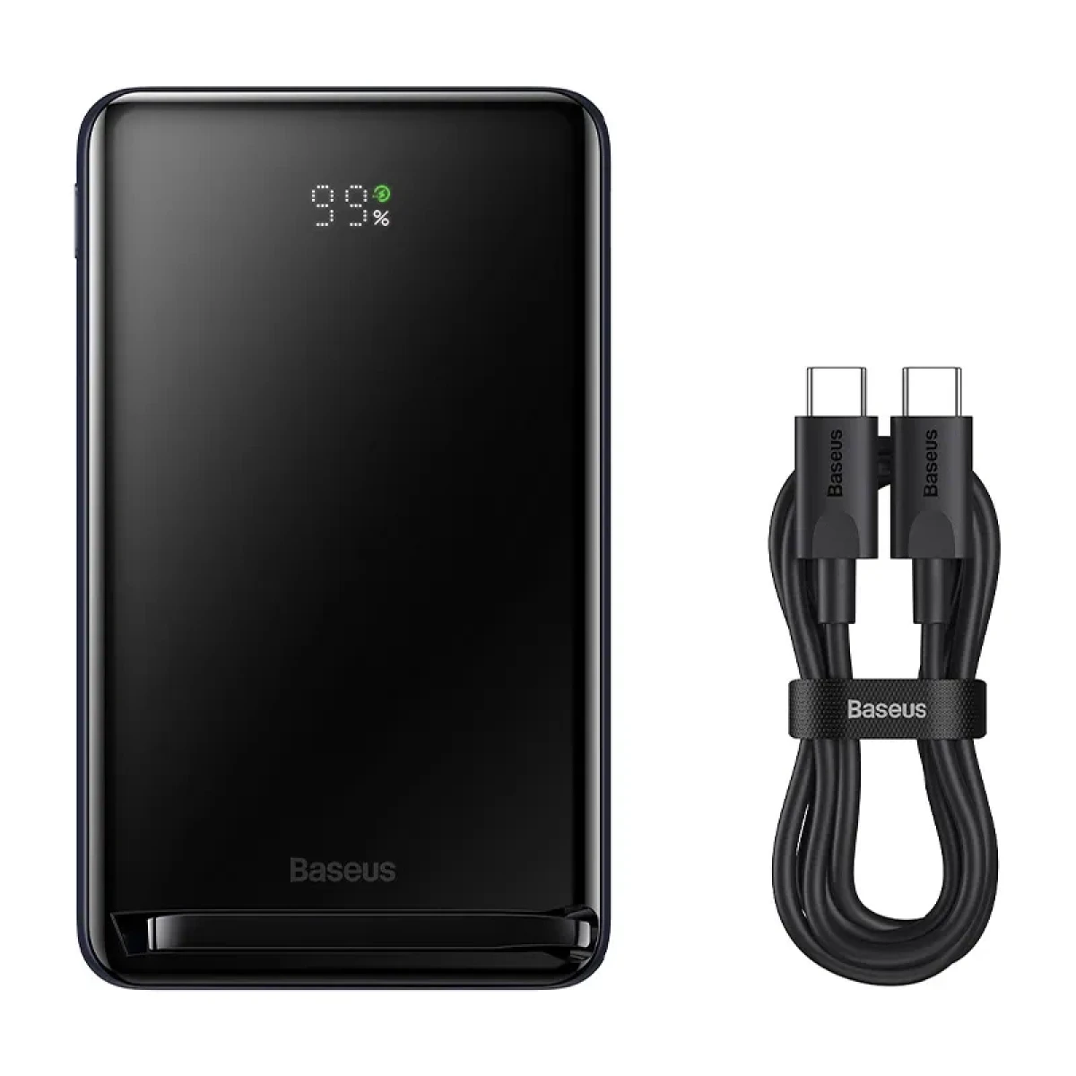 Schwarze Powerbank mit 99% Ladeanzeige und ein schwarzes USB-Kabel. Beide Artikel haben das Logo 'Baseus'.