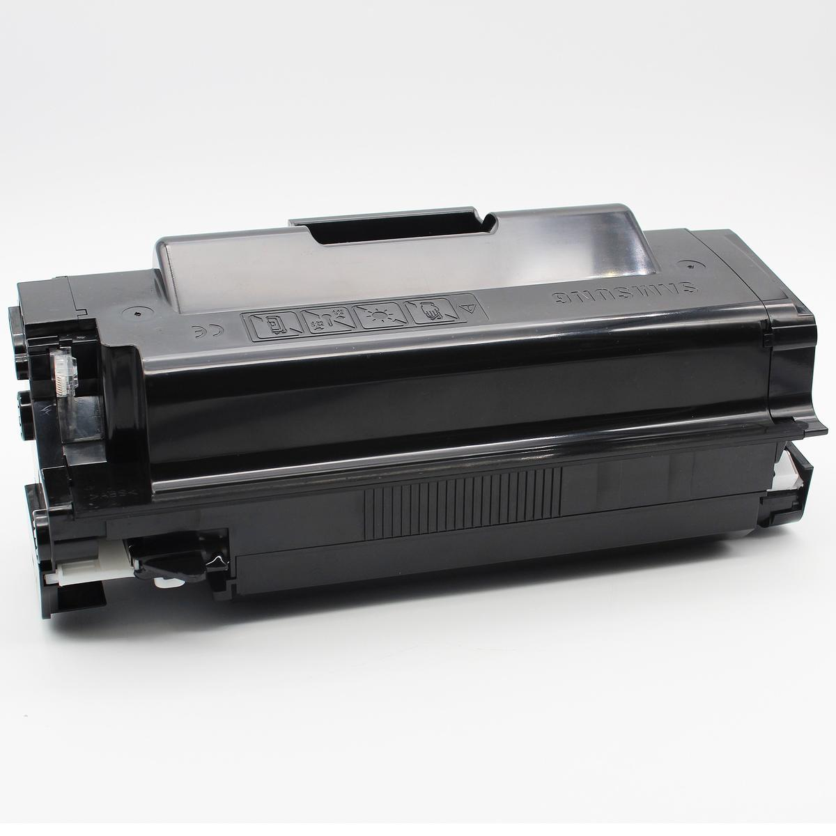 Una cartuccia di toner nera Samsung su uno sfondo bianco, che mostra la sua forma rettangolare e i vari componenti.