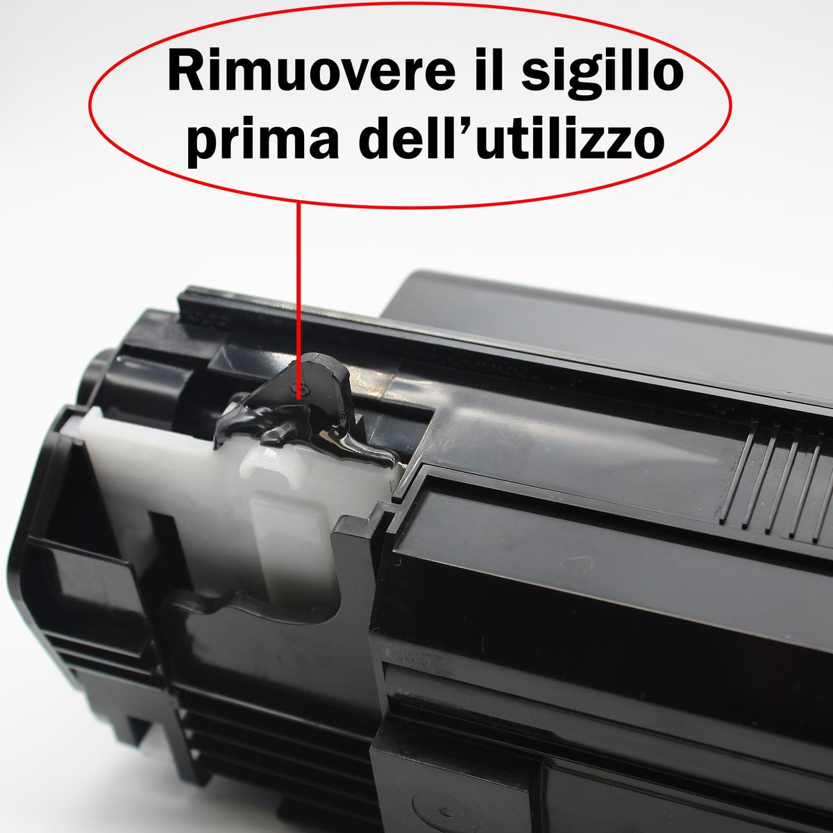 Primo piano di una cartuccia di toner nera con un ovale rosso che indica di rimuovere il sigillo prima dell'uso.