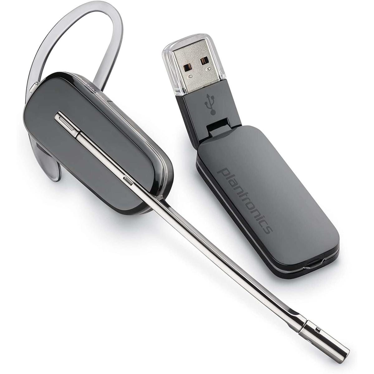 Un auricolare Bluetooth Plantronics con microfono e dongle USB, entrambi in grigio e argento, su uno sfondo bianco.