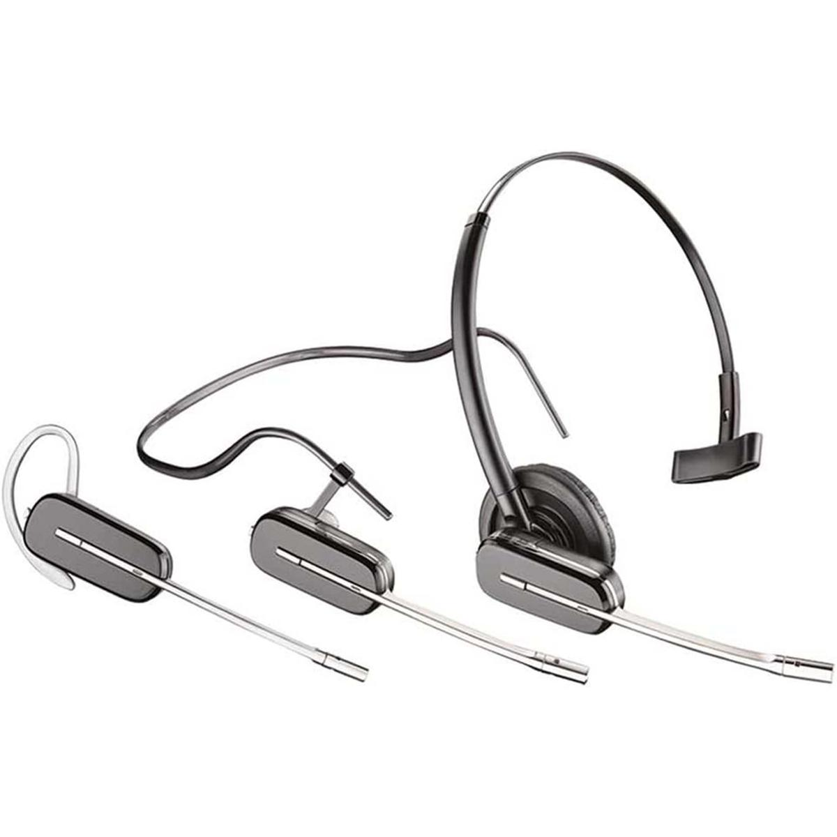 Tre cuffie nere con microfoni su sfondo bianco. Sono wireless con un design elegante.