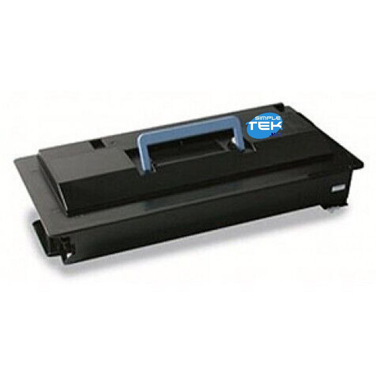Una cartuccia toner nera con una maniglia blu, su uno sfondo bianco semplice.