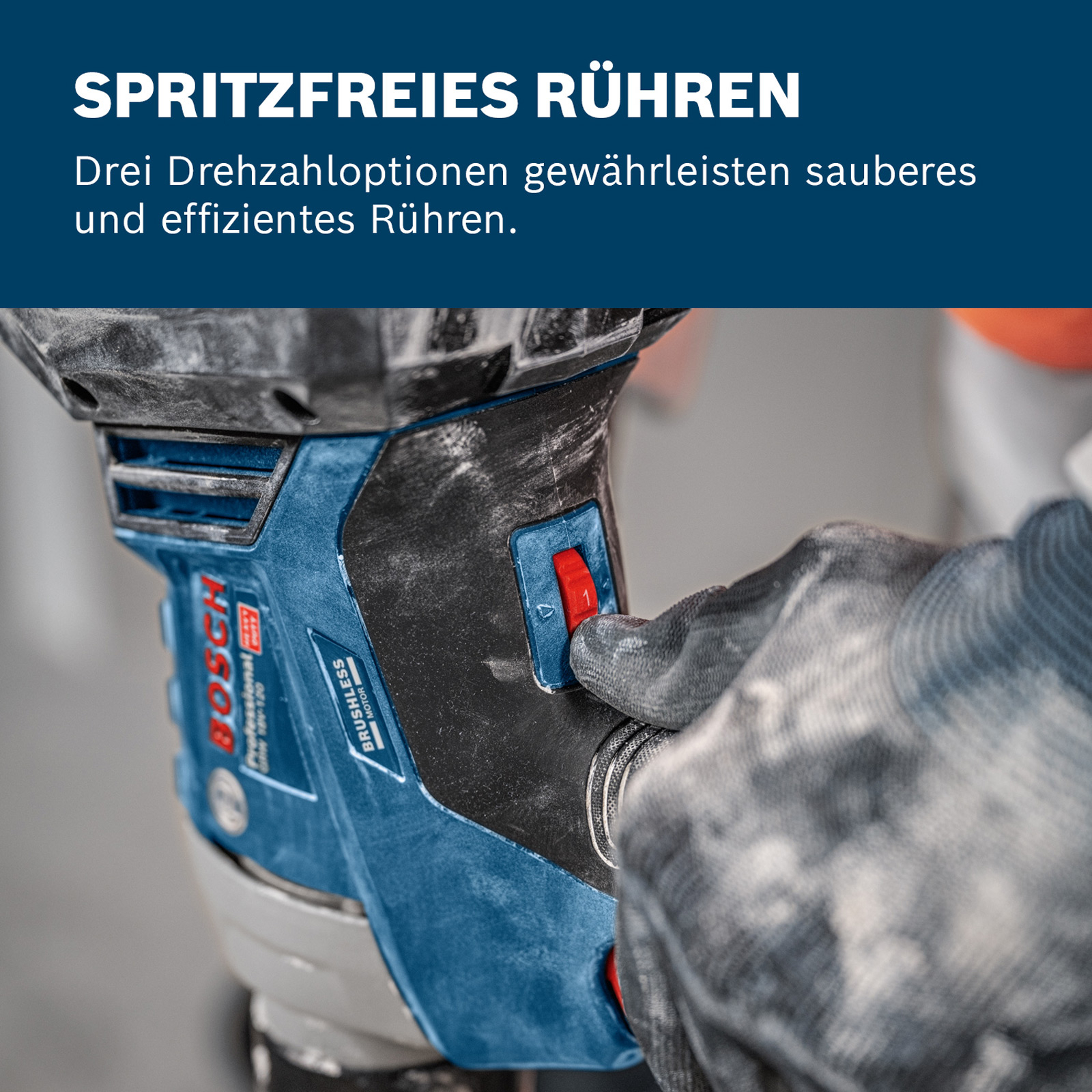 Nahaufnahme eines blauen Bosch-Mischers mit einer behandschuhten Hand, die einen roten Knopf drückt, vor grauem Hintergrund.