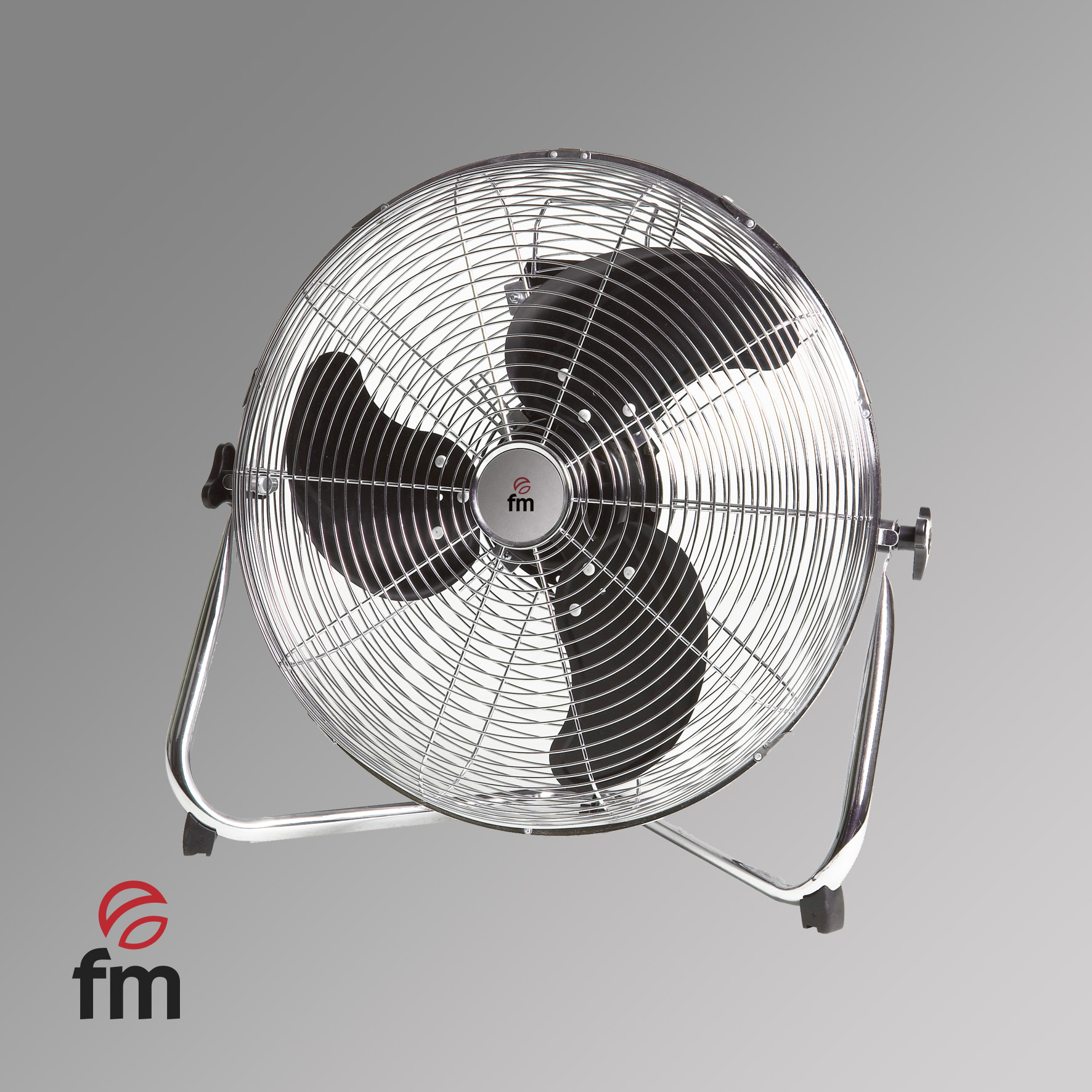 Un ventilador de piso FM cromado con tres aspas negras, sobre un fondo gris, que muestra su estructura y diseño.