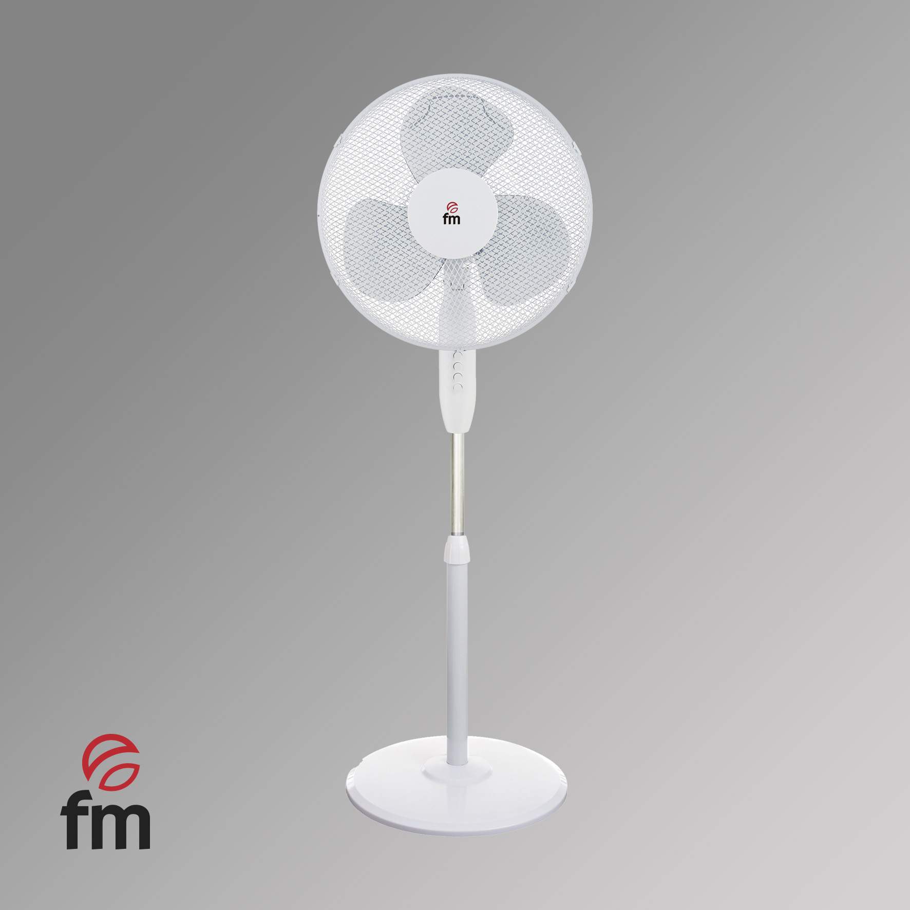 Un ventilador de pedestal FM blanco con una jaula de seguridad de alambre, sobre una base blanca, contra un fondo gris degradado.