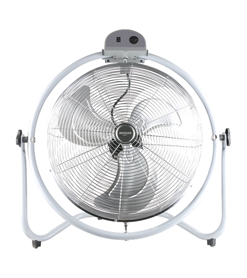 Ventilador industrial plateado con aspas negras y un marco circular, sobre un fondo negro.