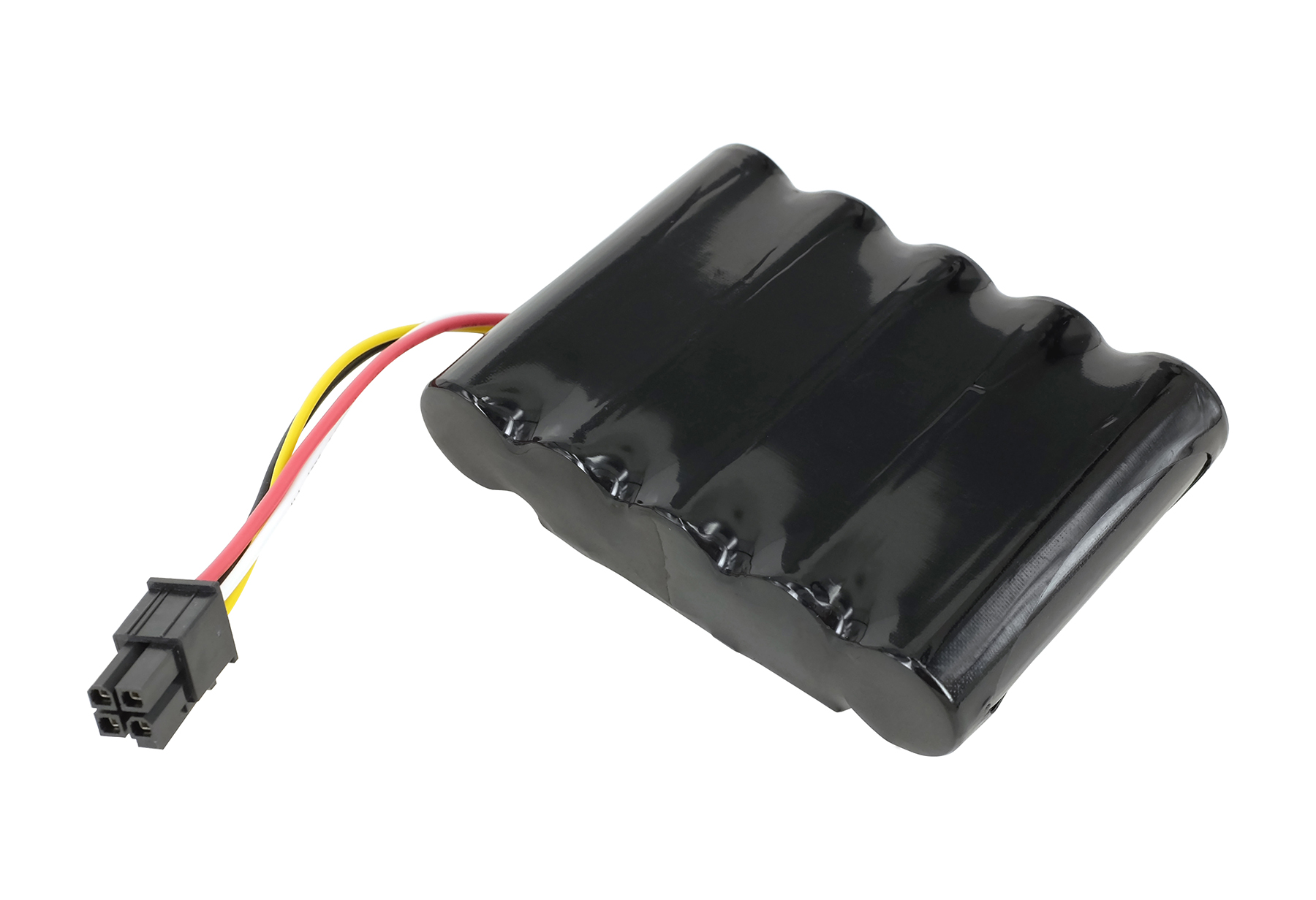 Un paquete de baterías negro con un conector y cables sobre un fondo blanco.