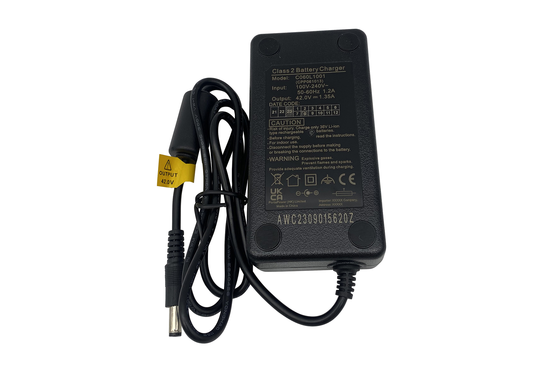 Schwarzes Class 2-Batterieladegerät mit aufgewickeltem Kabel und gelbem Etikett auf weißem Hintergrund.