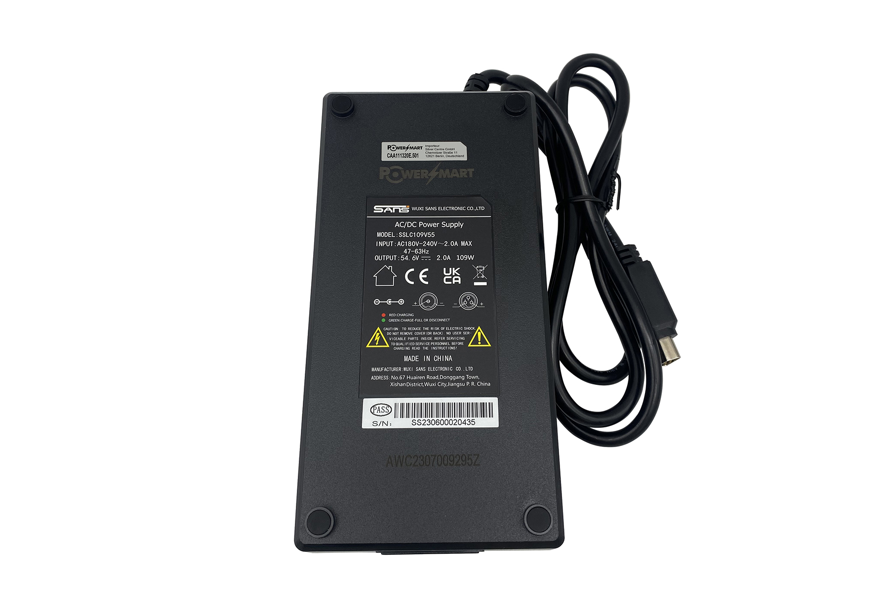 Ein schwarzes AC/DC-Netzteil mit Etiketten und einem USB-C-Kabel auf weißem Hintergrund.