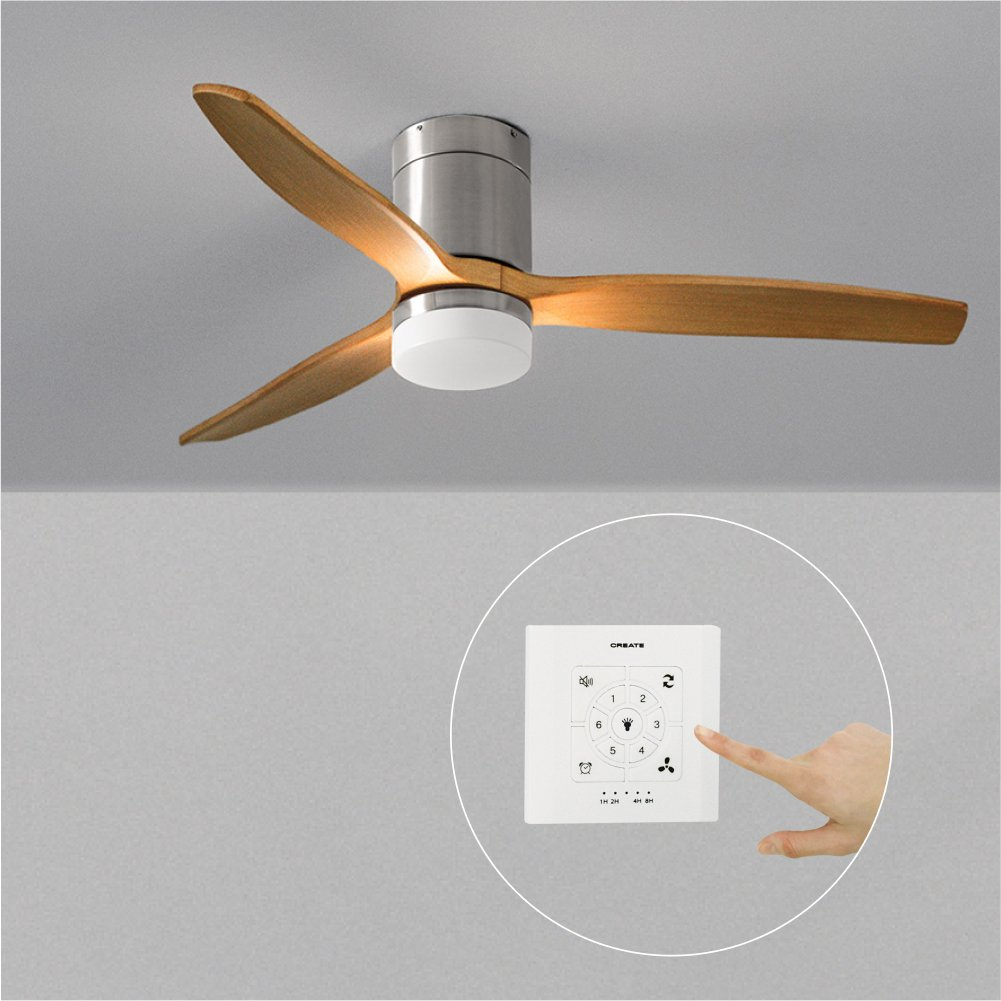 Un ventilador de techo con aspas de madera, luz en la parte inferior y una pared blanca.