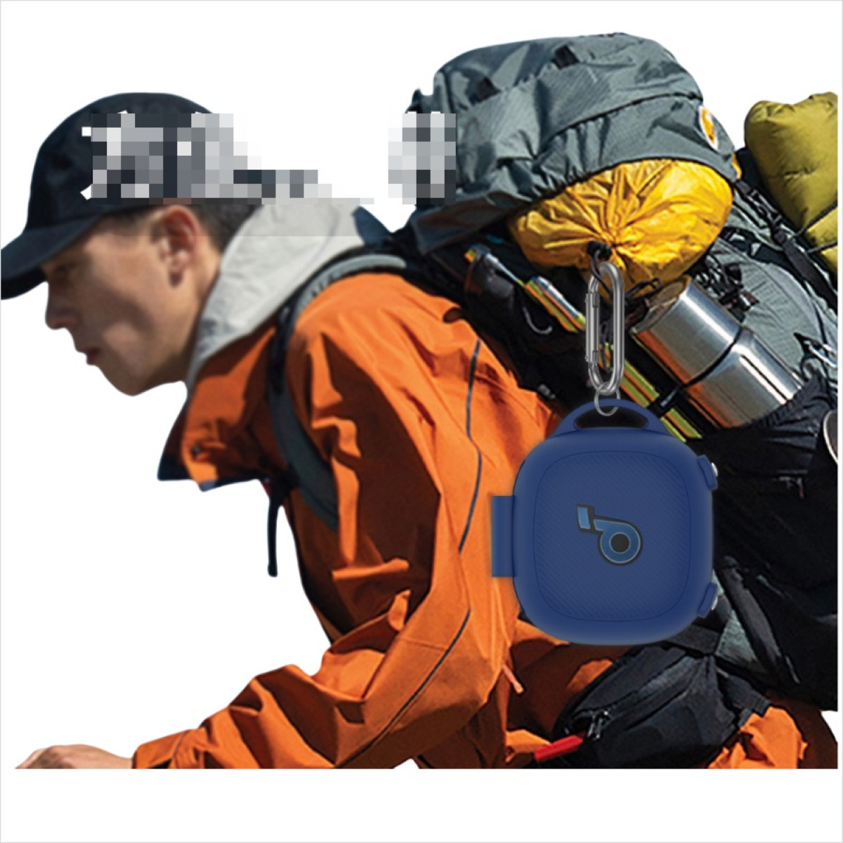 Eine Person mit Rucksack hält ein blaues Ohrhörer-Etui mit Clip. Der Hintergrund ist verschwommen.