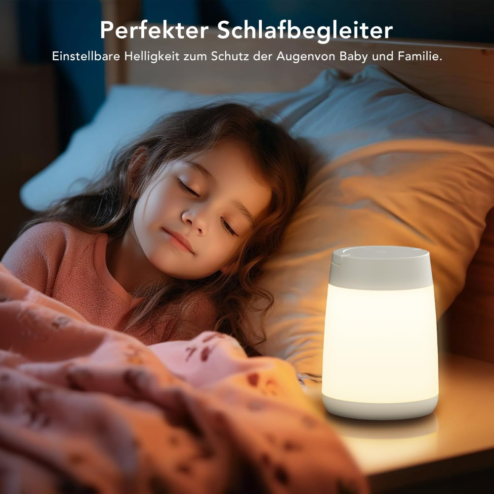 Ein schlafendes Mädchen neben einer weiß leuchtenden Lampe auf einem Nachttisch. Rosa Decke und Kissen sind sichtbar.