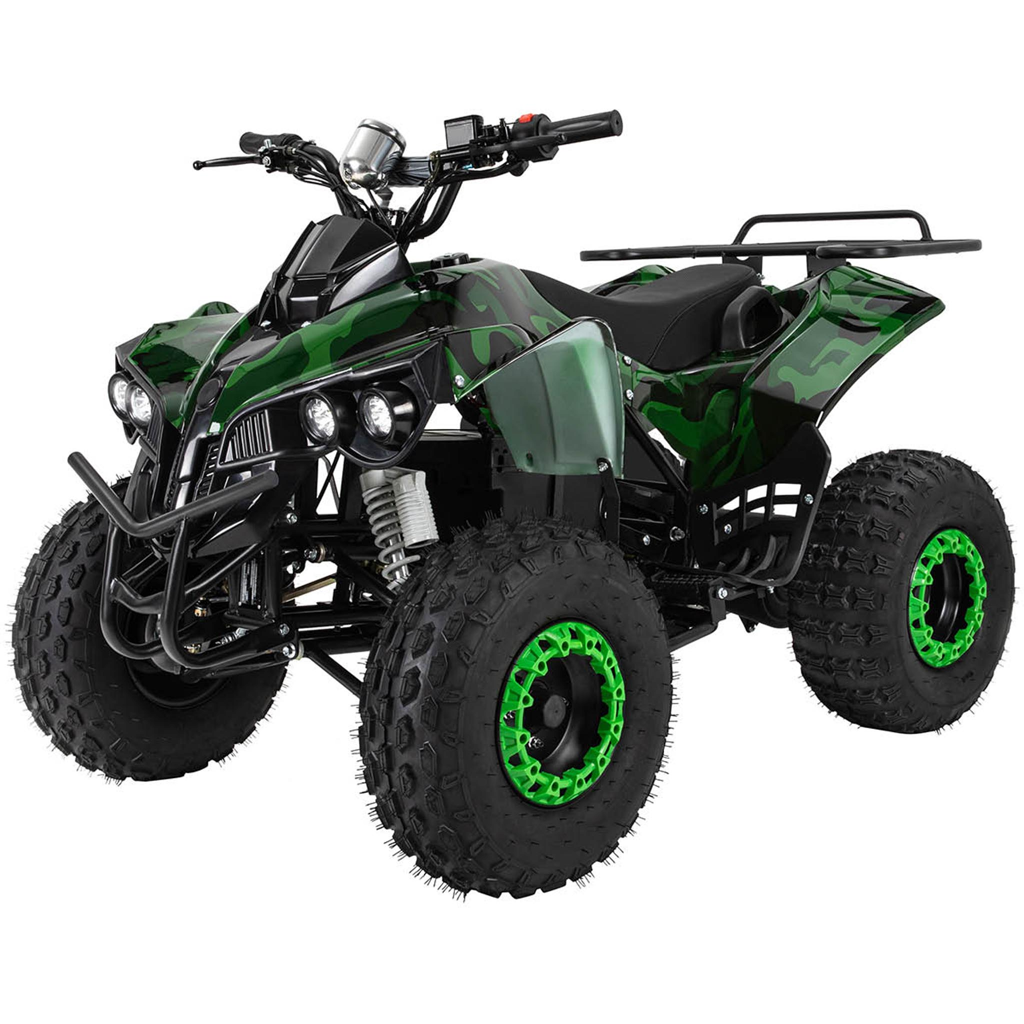 Grün-schwarzes Camouflage-ATV mit grünen Akzenten an den Rädern, geparkt auf einem weißen Hintergrund.