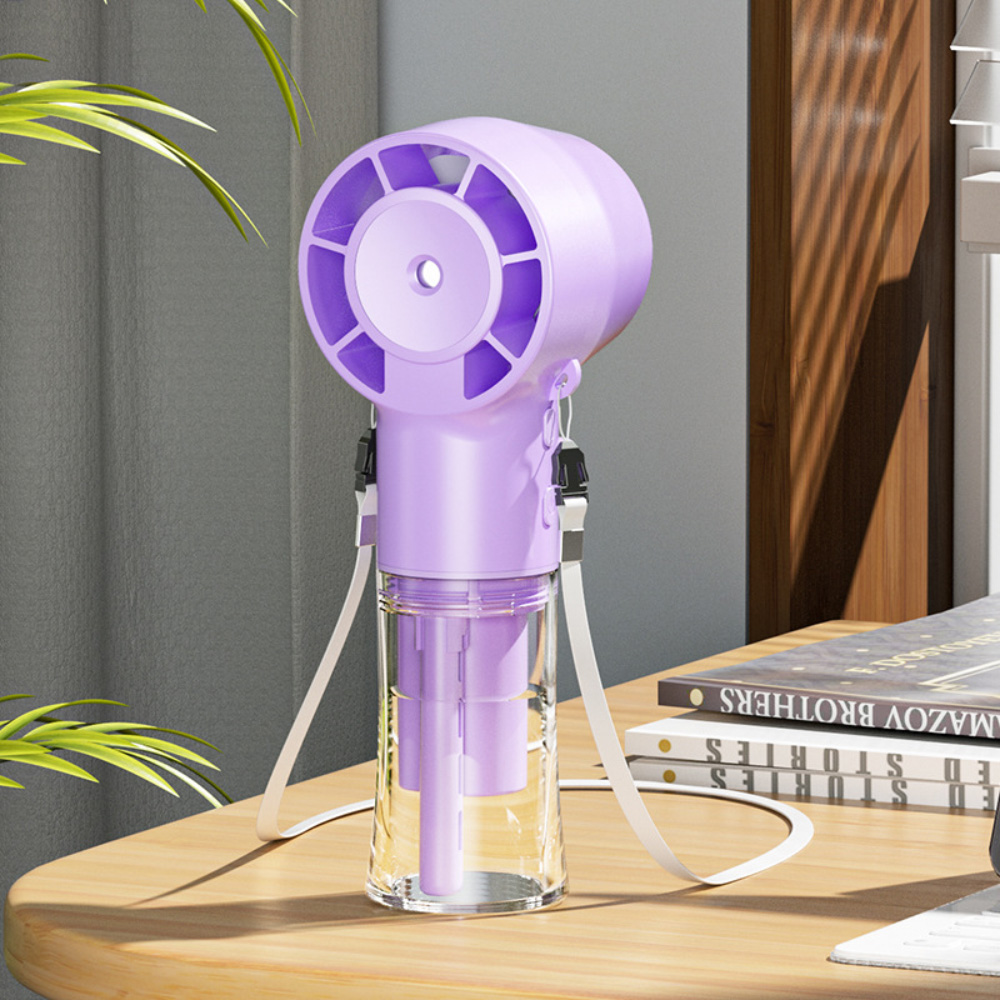 Ein lila tragbarer Ventilator mit Wassertank steht auf einem Holztisch, im Hintergrund sind belaubte Pflanzen zu sehen.