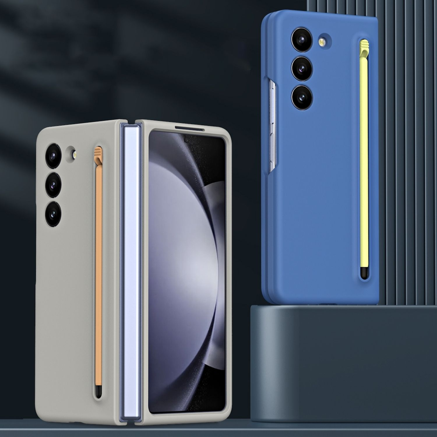 Teléfono plegable en fundas. Uno es azul, otro gris, ambos con lápices ópticos amarillos. Tres cámaras.