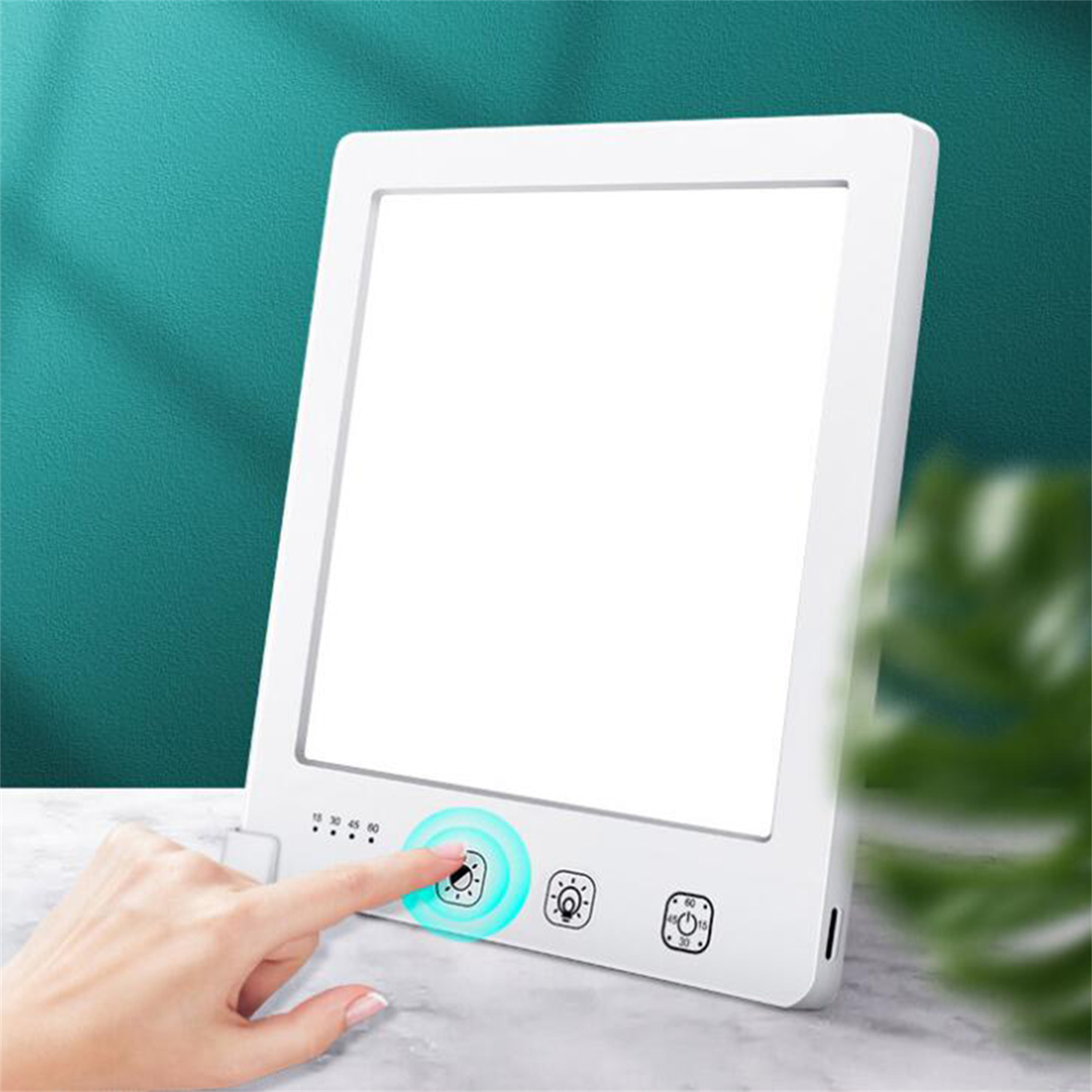 Person berührt eine Lichttherapielampe, was die einfache Bedienung und das moderne Design bei saisonaler affektiver Störung hervorhebt.