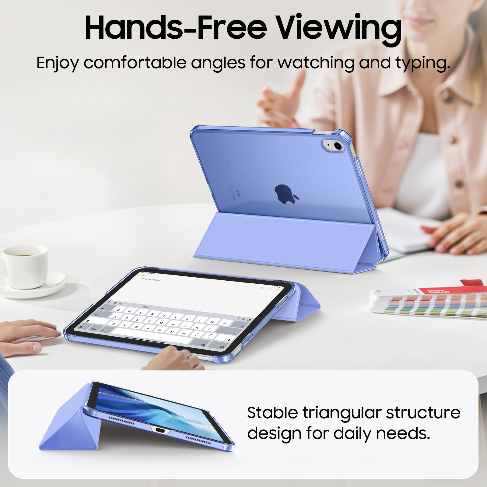 Zwei blaue iPads stehen auf einem weißen Tisch, eines zeigt eine Tastatur und das andere steht dahinter.