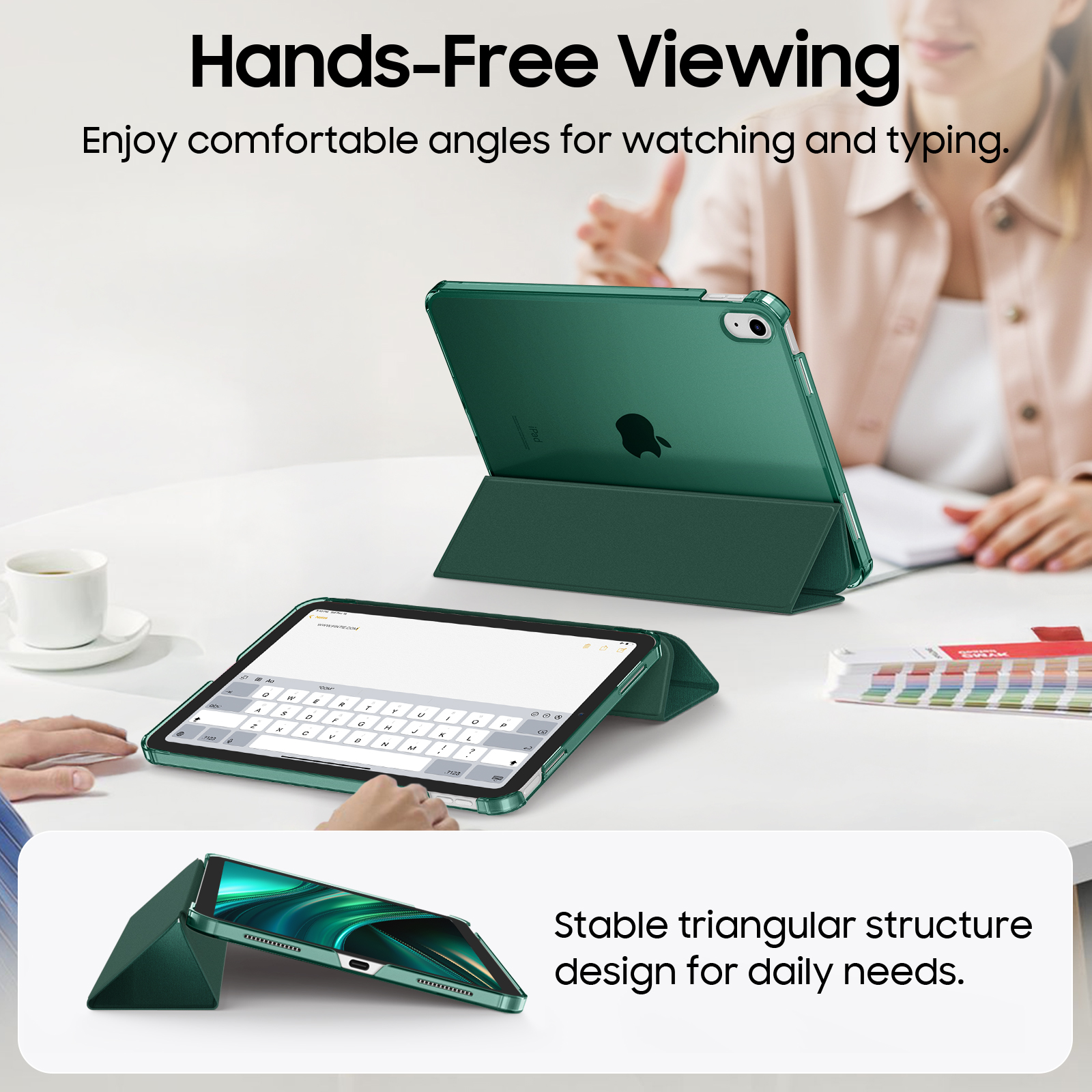 Zwei iPads in grünen Hüllen stehen auf einem weißen Tisch, wobei Hände eines als Tastatur benutzen.