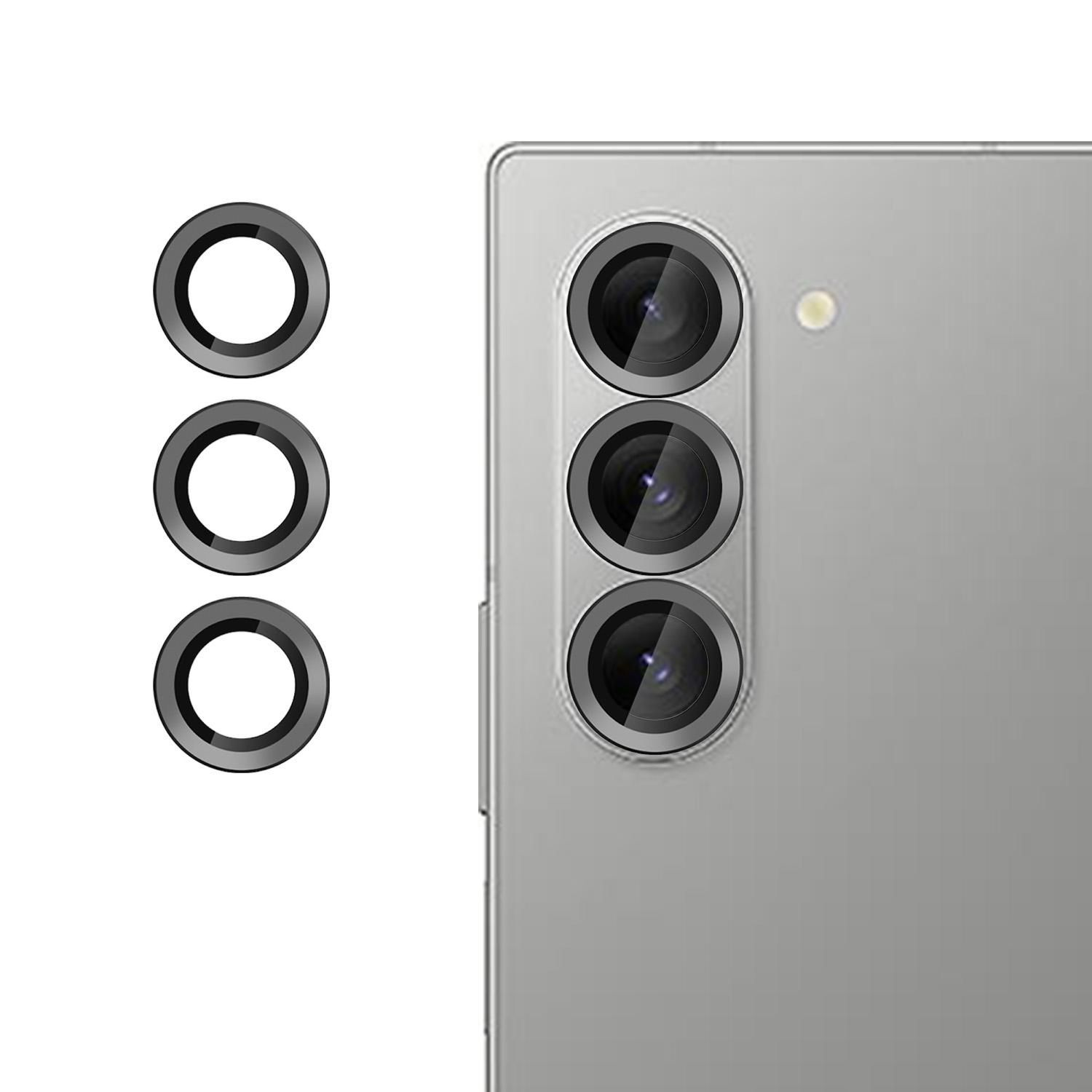 Telefono argentato con tre obiettivi della fotocamera, con anelli di protezione dell'obiettivo a sinistra.