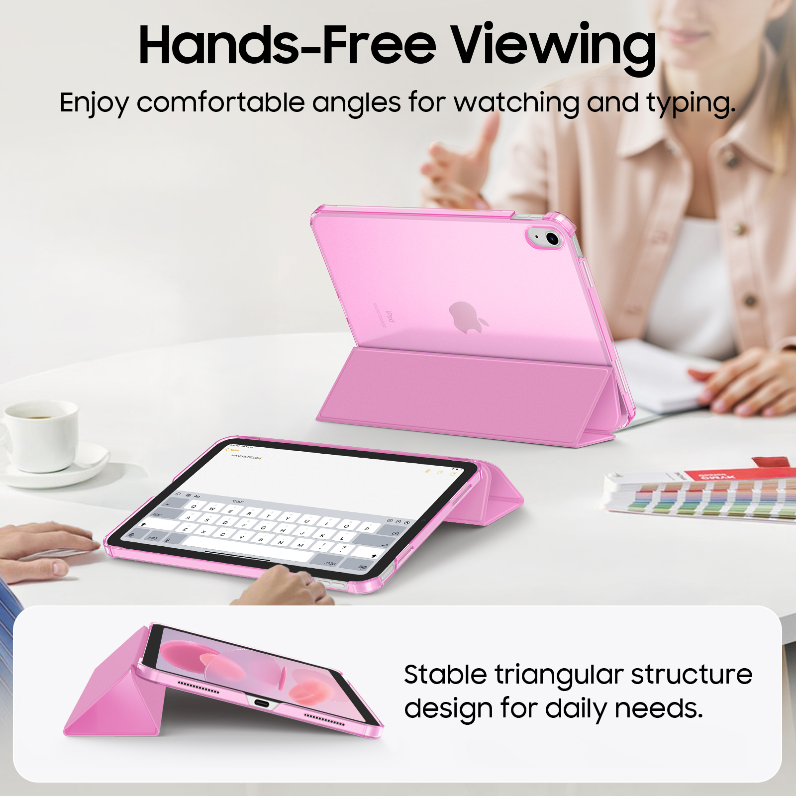 Zwei rosafarbene iPads stehen auf einem weißen Tisch, mit Händen, die sie benutzen, und einer Kaffeetasse in der Nähe.