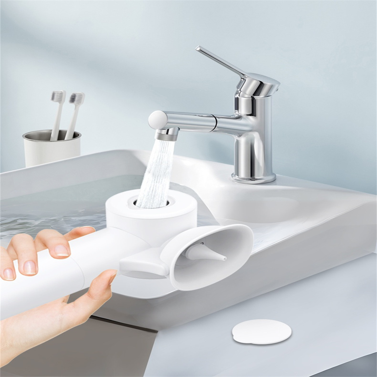 Eine Hand, die den Ohrenreiniger unter einem laufenden Wasserhahn hält, mit einem weißen Waschbecken.