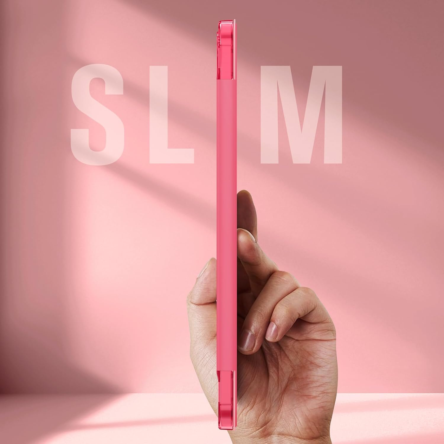 Eine Hand hält eine schlanke rosa iPad-Hülle vor einem rosa Hintergrund mit dem Wort "SLIM".