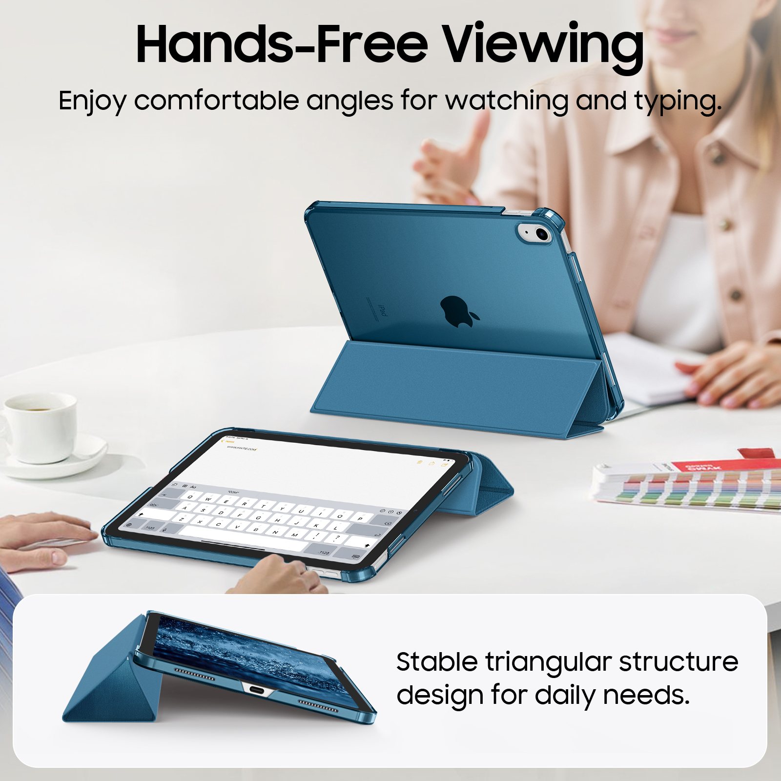 Zwei blaue iPads werden im Betrachtungs- und Tippstandmodus auf einem weißen Tisch gezeigt.