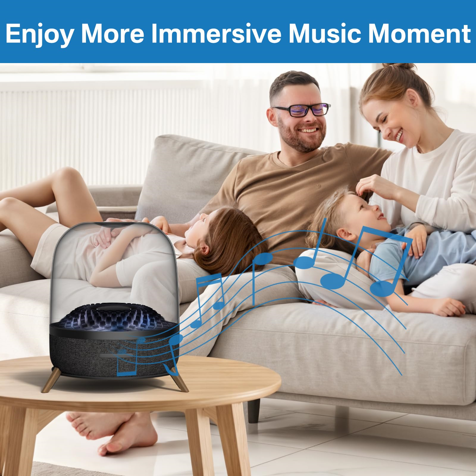 Harman Kardon Aura Studio Lautsprecher auf einem Tisch, in der Nähe entspannt eine Familie.