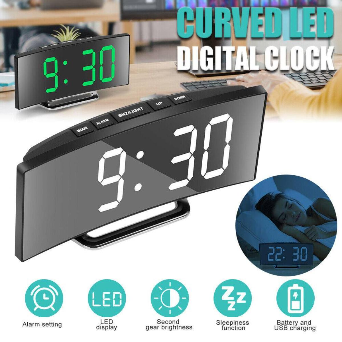 Gebogene LED-Digitaluhr, die 9:30 anzeigt, mit Funktionssymbolen darunter, vor einem verschwommenen Bürohintergrund.