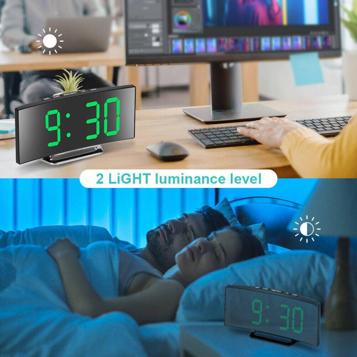 Eine gebogene Digitaluhr zeigt 9:30 auf einem Schreibtisch und 22:30 in einem Schlafzimmer an und zeigt verschiedene Helligkeitsstufen.